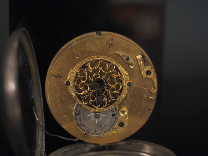 Ensemble comprenant :  - une montre de gousset à coq en argent.  Cadra