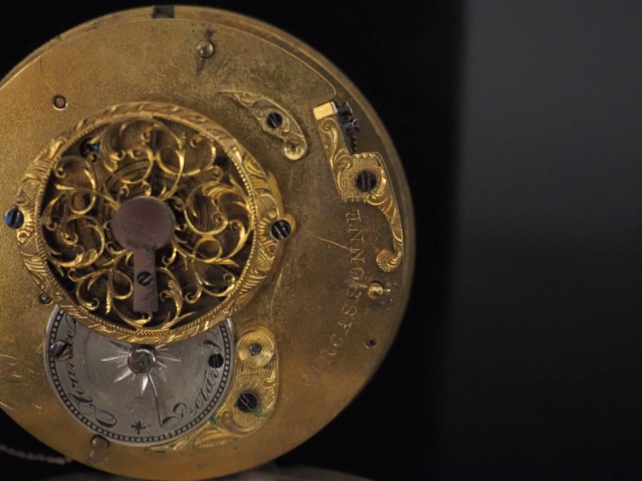 Ensemble comprenant :  - une montre de gousset à coq en argent.  Cadra