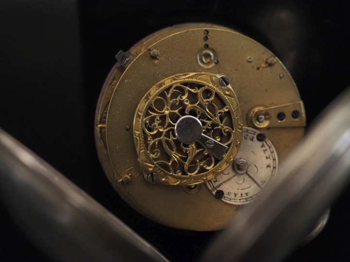 Ensemble comprenant :  - une montre de gousset à coq en argent.  Cadra