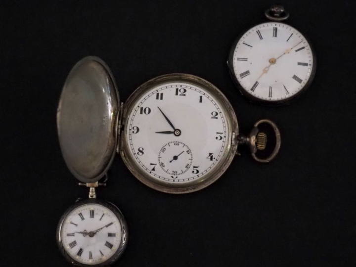 Montre savonnette en argent niellé.  Cadran à chiffres arabes pour les