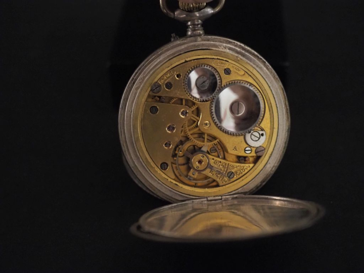 Montre savonnette en argent niellé.  Cadran à chiffres arabes pour les