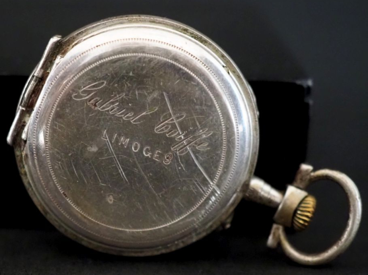 Montre savonnette en argent niellé.  Cadran à chiffres arabes pour les