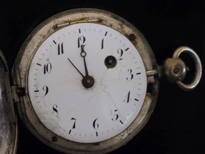 BAFSOT, à Paris Montre savonnette à coq en argent.  Cadran émaillé bla