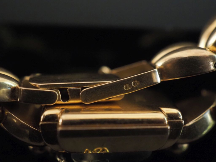 Montre bracelet de dame de style 1940, boitier et bracelet en or jaune