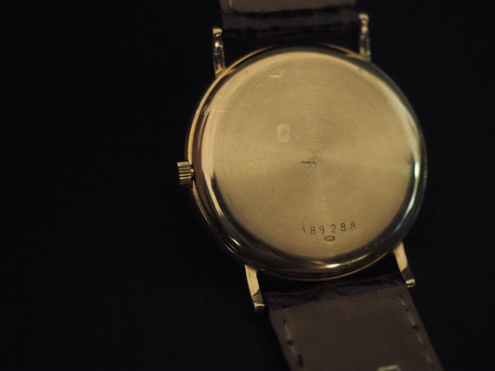 JAEGER LECOULTRE Montre bracelet, boitier en or jaune 750.  Cadran à c