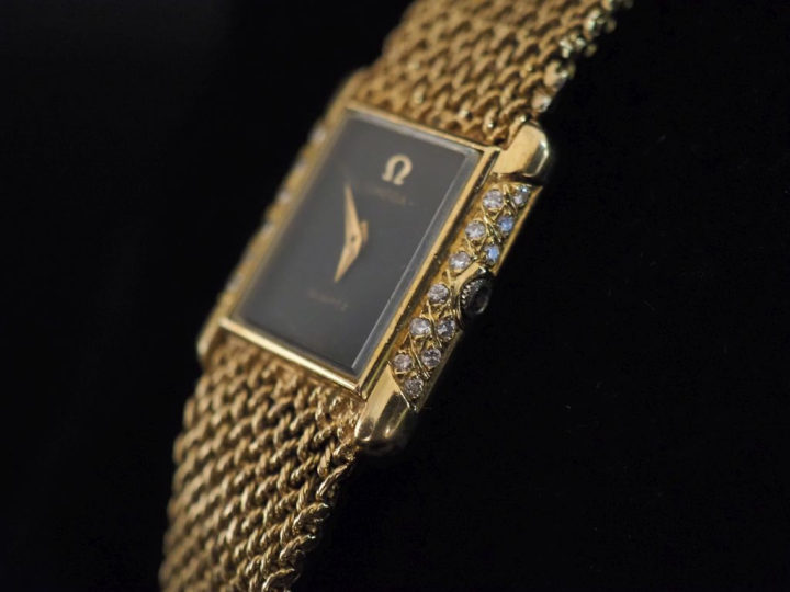 OMEGA,  Montre bracelet de dame, boitier et bracelet en or jaune 750. 