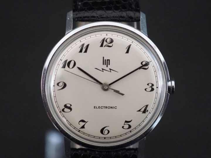 LIP, Electronic Montre bracelet en acier.  Cadran rond à chiffres arab