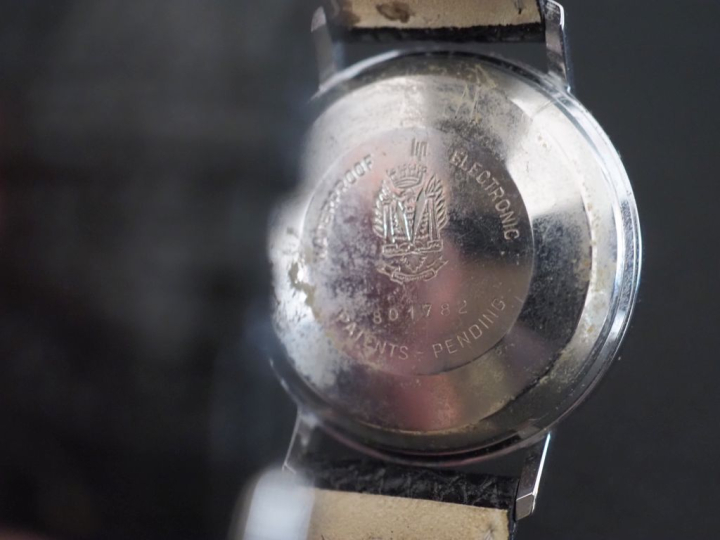 LIP, Electronic Montre bracelet en acier.  Cadran rond à chiffres arab