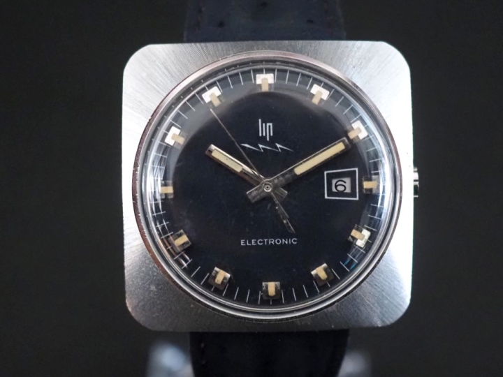 LIP, Electronic Montre bracelet à boitier carré en acier brossé.  Cadr