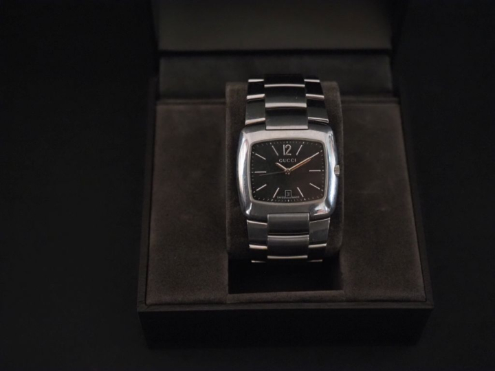 GUCCI Montre bracelet en acier.  Cadran rectangulaire à chiffres arabe