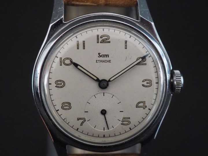 SAM, Etanche Montre bracelet en acier.  Cadran rond à chiffres arabes 