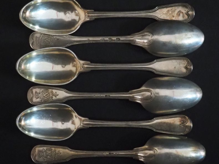 Suite de six petites cuillères XVIIIème en argent, modèle à filet.  Ar