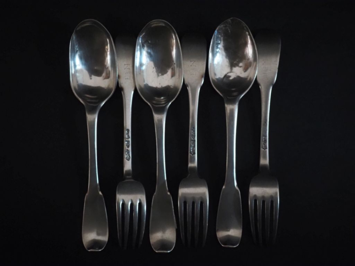 Trois couverts XVIIIème en argent, monogrammés.  Poids. 428 g   