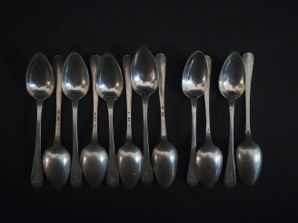 Vente aux enchères Suite de huit petites cuillères début XIXème en argent 950, poinçon au