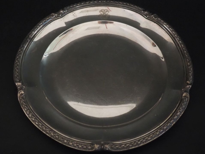 Plat à bord polylobé en argent 925, poinçon Minerve, à décor d'une fri