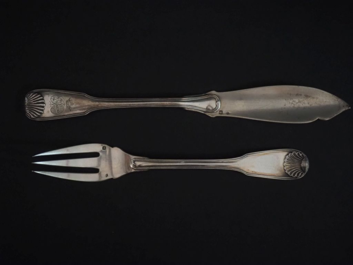 Suite de douze couverts à poisson de style Louis XV en argent 925, poi