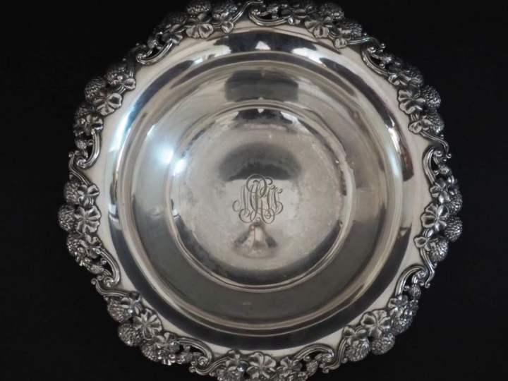 TIFFANY   Co Importante coupe creuse en argent 925, poinçon cygne.  Ra