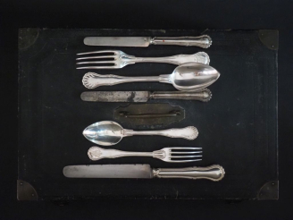 Vente aux enchères Partie de ménagère de style Louis XV en argent 925, poinçon Minerve, m
