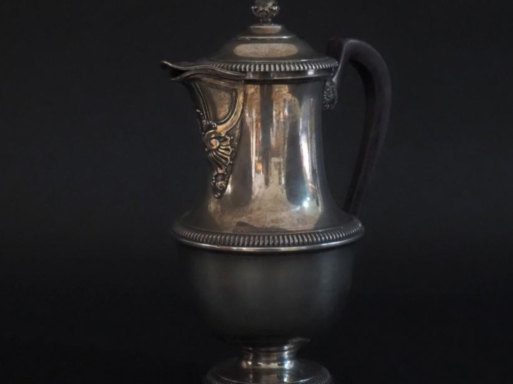 Cafetière sur piédouche en argent 925, poinçon Minerve, à décor de god