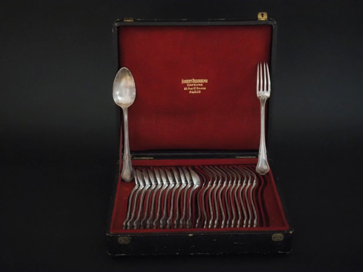 Suite de douze couverts à entremets de style Louis XV en argent 925, p