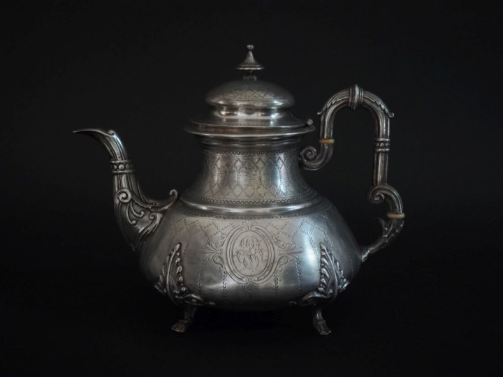 Théière de style Louis XVI en argent 925, poinçon Minerve, à décor géo