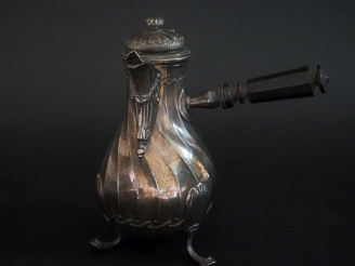 Vente aux enchères Petite verseuse tripodes de style Louis XVI en argent 925, poinçon Min