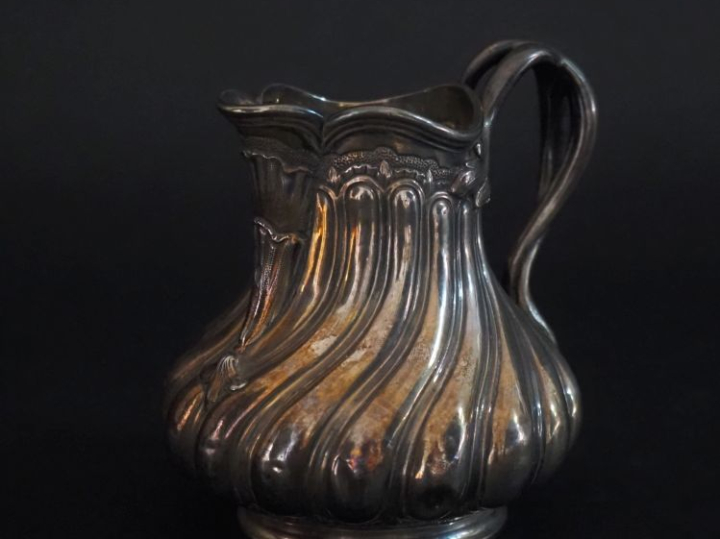 Pot à lait de style Louis XV en argent 925, poinçon Minerve, àd écor d
