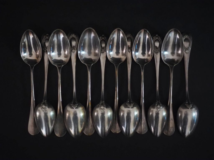 Suite de douze petites cuillères de style Louis XVI en argent 925, poi