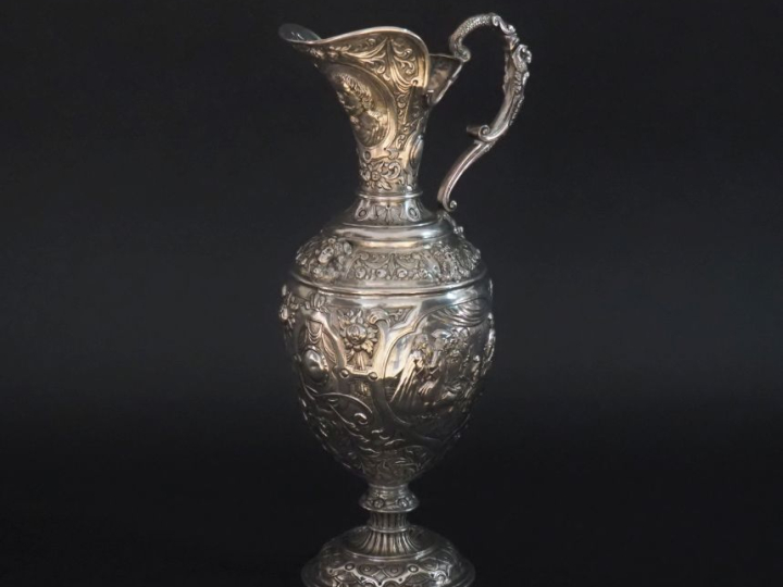 Aiguière de style Louis XIV en argent, à décor au repoussé de personna