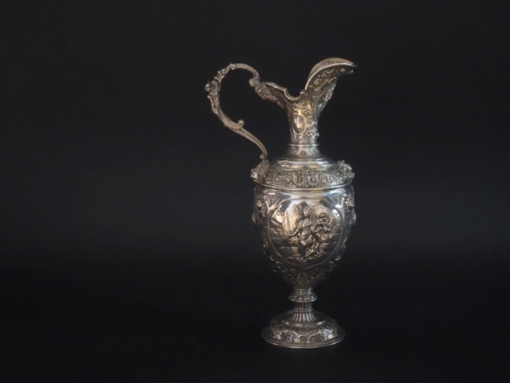 Aiguière de style Louis XIV en argent, à décor au repoussé de personna