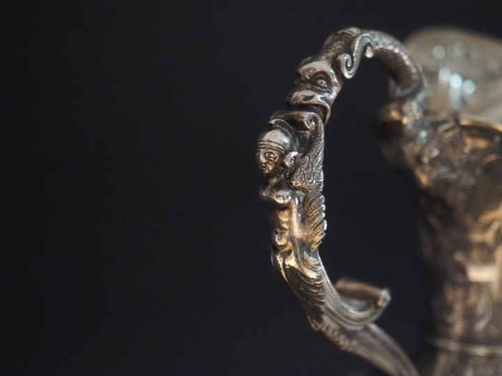 Aiguière de style Louis XIV en argent, à décor au repoussé de personna