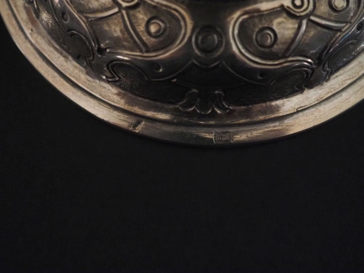 Aiguière de style Louis XIV en argent, à décor au repoussé de personna