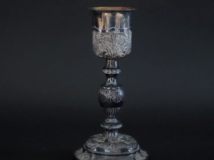 Calice en argent, à décor de pampres, feuillage et épis de blé. H. 25 