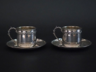 Vente aux enchères Paire de tasses et leur sous-tasses de style Louis XVI en argent 925, 