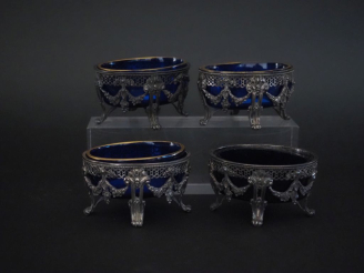 Vente aux enchères Suite de quatre salerons de style Louis XVI en argent 925, poinçon Min