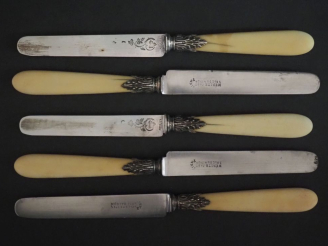 Vente aux enchères Suite de douze petits couteaux lame argent 925, poinçon Minerve, manch