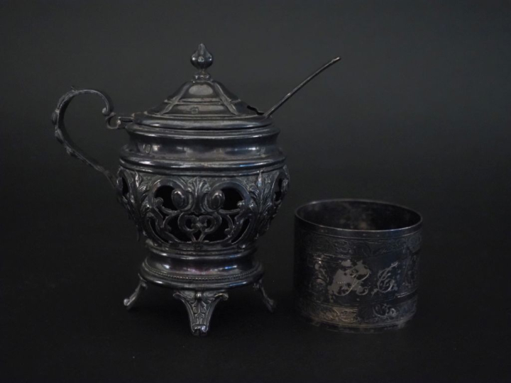 Ensemble comprenant :  - un moutardier de style Louis XV en argent 925