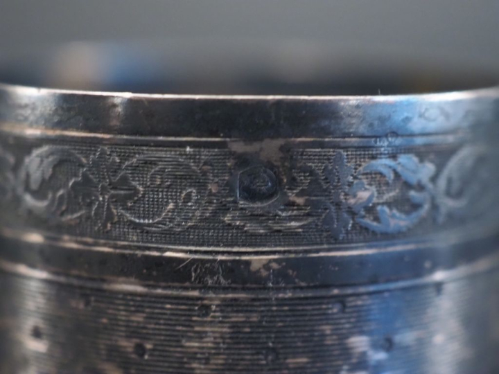 Ensemble comprenant :  - un moutardier de style Louis XV en argent 925