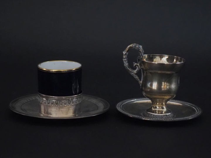 Tasse en porcelaine de Limoges avec sa monture et sa sous-tasse de sty