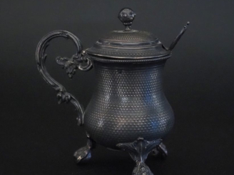 Vente aux enchères Moutardier de style Louis XVI en argent 925, poinçon Minerve, à décor 