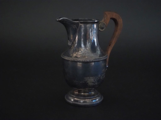 Vente aux enchères Petit pot à lait de style Louis XVI en argent 925, poinçon Minerve, à 