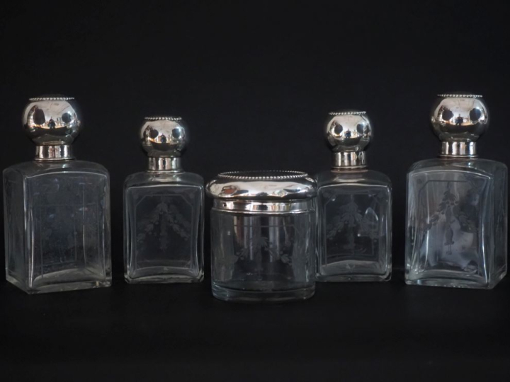 Garniture de toilette de style Louis XVI en cristal gravé et argent 92