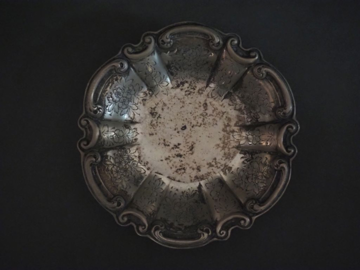 Petite coupe polylobée en argent étranger 800, à décor de fleurs et de