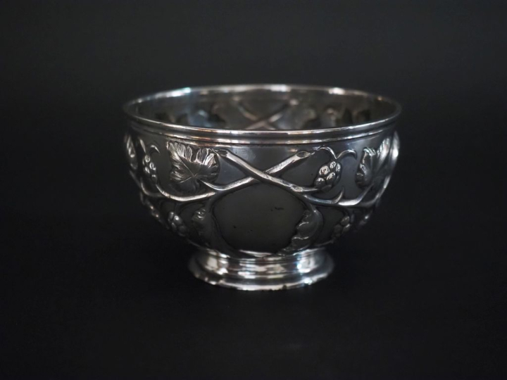 Petite coupe sur piédouche en argent anglais, à décor au repoussé de p