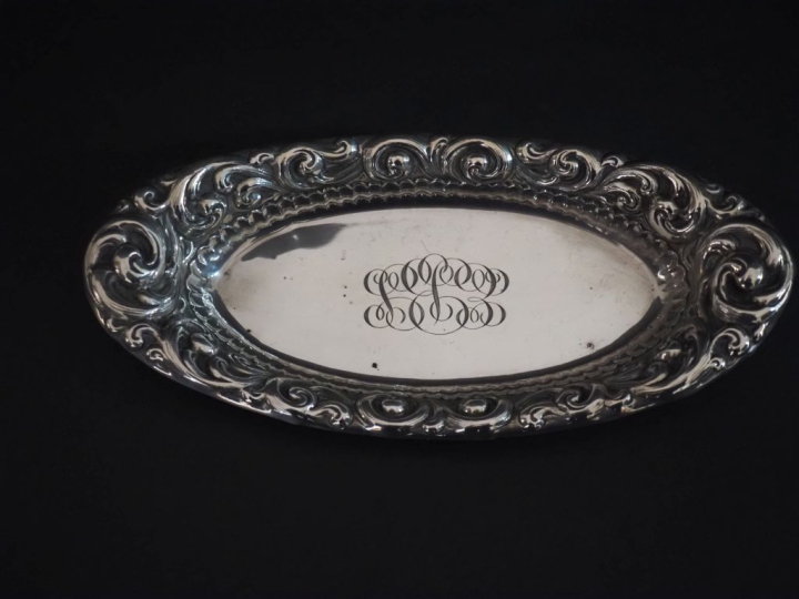 Coupe de forme oblongue en argent atrenger, à décor au repoussé de rin