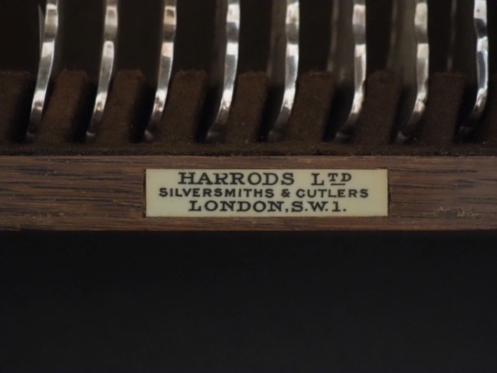 HARRODS Ltd - Silversmiths   Cutlers, London  Ménagère en métal argent