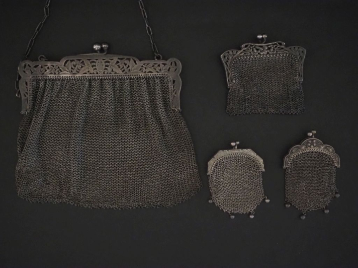 Ensemble comprenant trois petites bourses en argent et une minaudière 