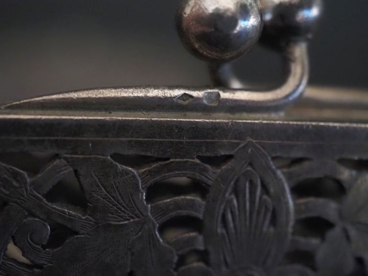 Ensemble comprenant trois petites bourses en argent et une minaudière 