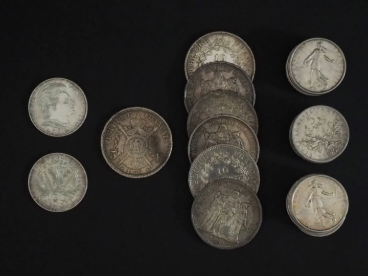 Ensemble comprenant : - deux pièces de 100 Francs en argent - six pièc