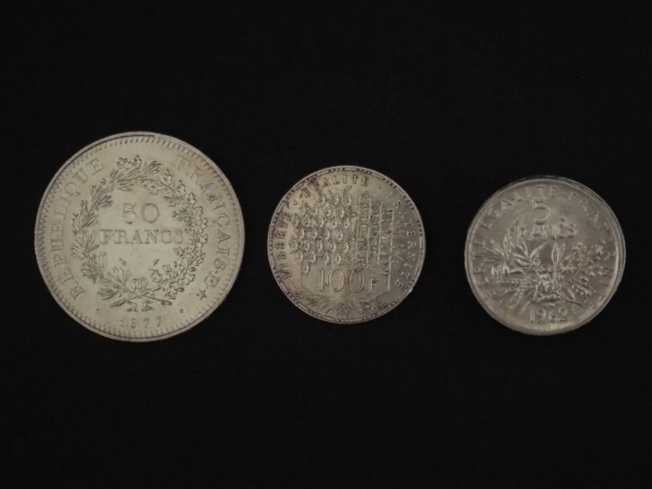 Ensemble comprenant :  - une pièce de 100 Francs en argent, 1983 - une